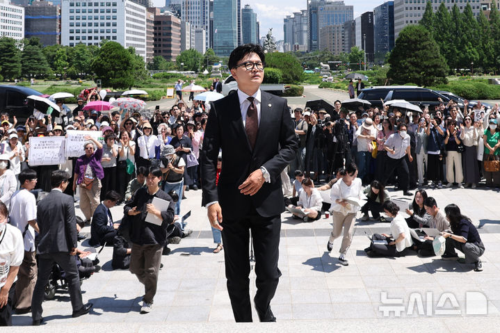 [서울=뉴시스] 김금보 기자 = 한동훈 무소속 부산 북구갑 국회의원 당선인이 5일 오후 서울 여의도 국회에서 본회의 출석에 앞서 기자회견을 마친 뒤 본회의장으로 이동하고 있다. 2026.06.05. kgb@newsis.com