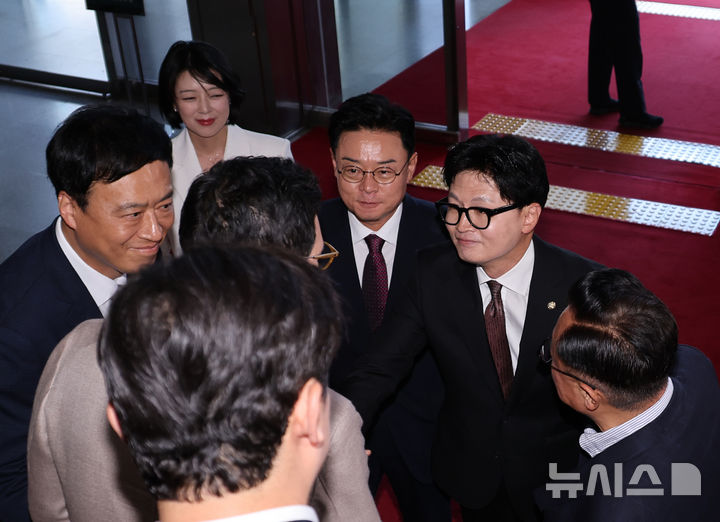 [서울=뉴시스] 김금보 기자 = 한동훈 무소속 부산 북구갑 국회의원 당선인이 5일 오후 서울 여의도 국회에서 본회의 출석에 국민의힘 친한계 의원들과 인사를 나누고 있다. 2026.06.05. kgb@newsis.com