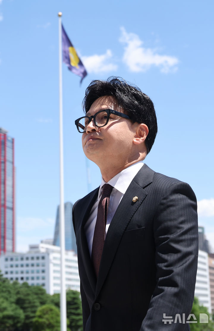 [서울=뉴시스] 김금보 기자 = 한동훈 무소속 부산 북구갑 국회의원 당선인이 5일 오후 서울 여의도 국회에서 본회의 출석에 앞서 기자회견을 마친 뒤 본회의장으로 이동하고 있다. 2026.06.05. kgb@newsis.com