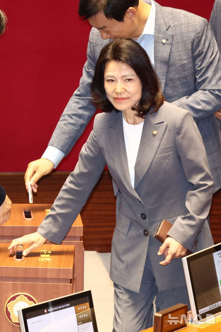 [서울=뉴시스] 고승민 기자 = 이진숙 국민의힘 대구 달성군 국회의원 보궐선거 당선인이 5일 서울 여의도 국회에서 열린 본회의에서 국회의장 선거 투표를 하고 있다. 2026.06.05. kkssmm99@newsis.com