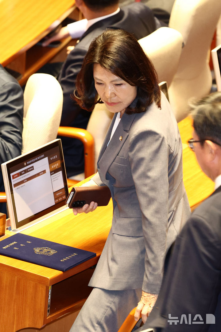 [서울=뉴시스] 고승민 기자 = 이진숙 국민의힘 대구 달성군 국회의원 보궐선거 당선인이 5일 서울 여의도 국회에서 열린 본회의에서 국회의장 선거 투표를 하기 위해 자리에서 일어나고 있다. 2026.06.05. kkssmm99@newsis.com