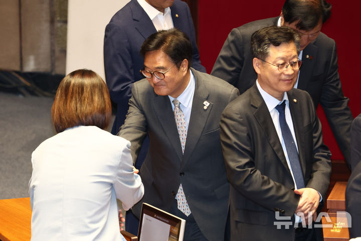 [서울=뉴시스] 고승민 기자 = 우원식 전 국회의장이 지난 5일 서울 여의도 국회에서 열린 본회의에서 의원들과 인사를 나누고 있다. 2026.06.05. kkssmm99@newsis.com