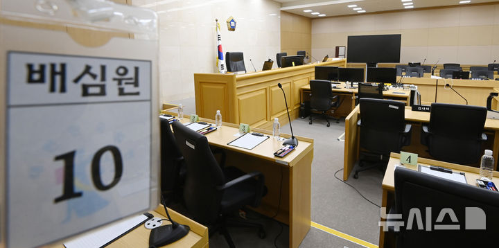 [수원=뉴시스] 김종택 기자 = 검사실 술파티 의혹과 관련해 위증 혐의로 기소된 이화영 전 경기도평화부지사에 대한 국민참여재판 준비절차가 1년 2개월만에 마무리됐다. 재판부는 8일부터 배심원 선정을 시작으로 역대 최장기 국민참여재판 절차에 돌입한다. 사진은 5일 경기 수원시 영통구 수원지법 204호 법정 모습. 2026.06.05. jtk@newsis.com