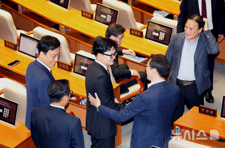 [서울=뉴시스] 김금보 기자 = 한동훈 무소속 부산 북구갑 국회의원 당선인이 5일 오후 서울 여의도 국회에서 열린 본회의에 출석하며 국민의힘 의원들과 인사를 나누고 있다. 2026.06.05. kgb@newsis.com