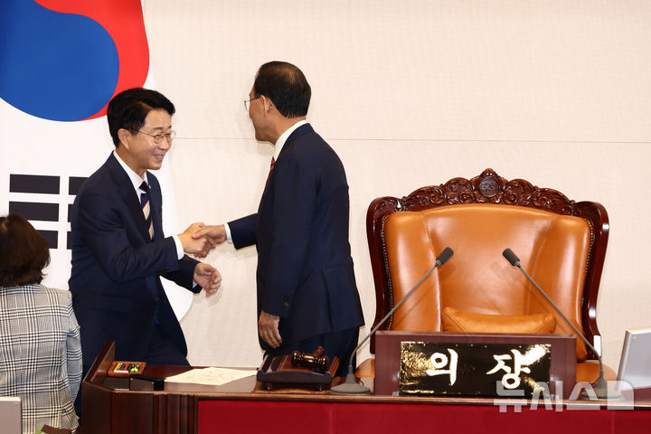 [서울=뉴시스] 고승민 기자 = 조정식 신임 국회의장이 5일 서울 여의도 국회에서 열린 본회의에서 당선인사 후 의장석으로 향하던 중 주호영 의원과 인사하고 있다. 2026.06.05. kkssmm99@newsis.com