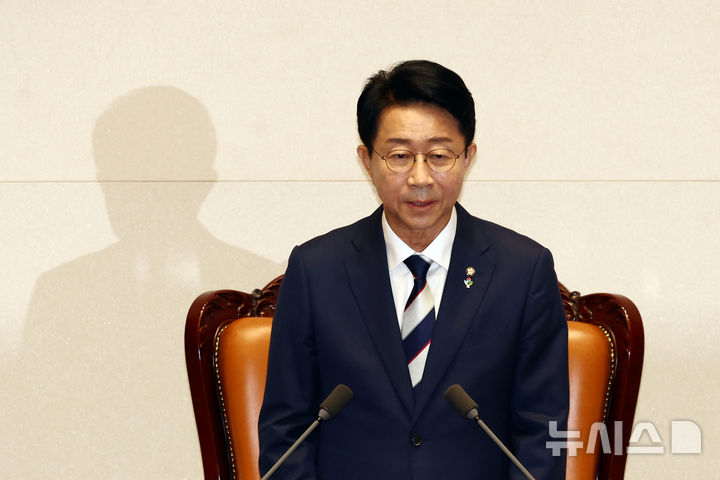[서울=뉴시스] 고승민 기자 = 조정식 신임 국회의장이 5일 서울 여의도 국회에서 열린 본회의에서 당선인사 후 의장석에 올라 회의를 주재하고 있다. 2026.06.05. kkssmm99@newsis.com