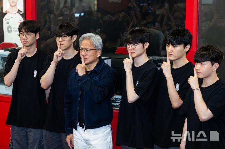 [서울=뉴시스] 조성우 기자 = 젠슨 황 엔비디아 최고경영자(CEO)가 5일 서울 마포구 ‘T1 베이스 캠프’를 방문해 ‘페이커‘ 이상혁을 비롯한 e스포츠 구단 T1의 리그 오브 레전드(LoL) 선수단을 만나서 ‘페이커’의 시그니처 포즈를 취하고 있다. (공동취재) 2026.06.05. photo@newsis.com