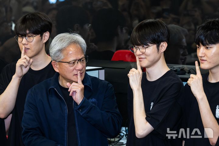 젠슨 황, 오늘 김택진·장병규 만난다...게임 거장과 '로보틱스 동맹' 그... - 뉴스 썸네일 이미지