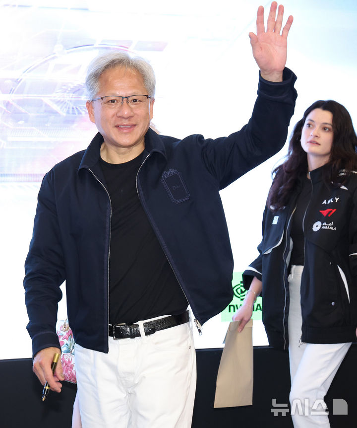 [서울=뉴시스] 조성우 기자 = 젠슨 황 엔비디아 최고경영자(CEO)가 5일 서울 마포구 ‘T1 베이스 캠프’를 방문해 ‘페이커‘ 이상혁을 비롯한 e스포츠 구단 T1의 리그 오브 레전드(LoL) 선수단을 만난 뒤 손을 흔들며 나서고 있다. (공동취재) 2026.06.05. photo@newsis.com