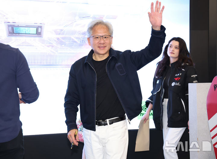 [서울=뉴시스] 조성우 기자 = 젠슨 황 엔비디아 최고경영자(CEO)가 5일 서울 마포구 ‘T1 베이스 캠프’를 방문해 ‘페이커‘ 이상혁을 비롯한 e스포츠 구단 T1의 리그 오브 레전드(LoL) 선수단을 만난 뒤 손을 흔들며 나서고 있다. 메디슨 황 엔비디아 옴니버스·로보틱스 제품 마케팅 수석이사가 뒤에서 의전 중인 모습. (공동취재) 2026.06.05. photo@newsis.com