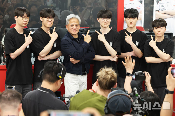 [서울=뉴시스] 조성우 기자 = 젠슨 황 엔비디아 최고경영자(CEO)가 5일 서울 마포구 ‘T1 베이스 캠프’를 방문해 ‘페이커‘ 이상혁을 비롯한 e스포츠 구단 T1의 리그 오브 레전드(LoL) 선수단과 기념촬영 하고 있다. (공동취재) 2026.06.05. photo@newsis.com