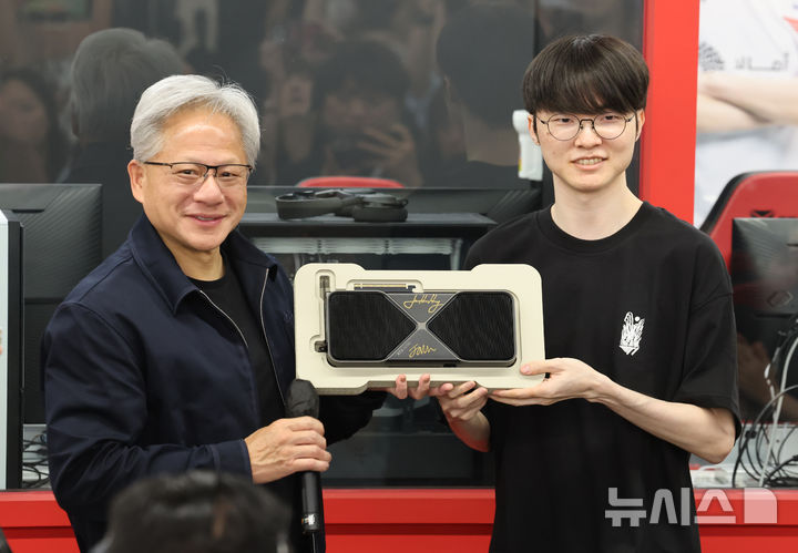 [서울=뉴시스] 조성우 기자 = 젠슨 황 엔비디아 최고경영자(CEO)가 5일 서울 마포구 ‘T1 베이스 캠프’를 방문해 ‘페이커‘ 이상혁 선수와 경품용 사인 그래픽 카드를 들고 기념촬영 하고 있다. (공동취재) 2026.06.05. photo@newsis.com