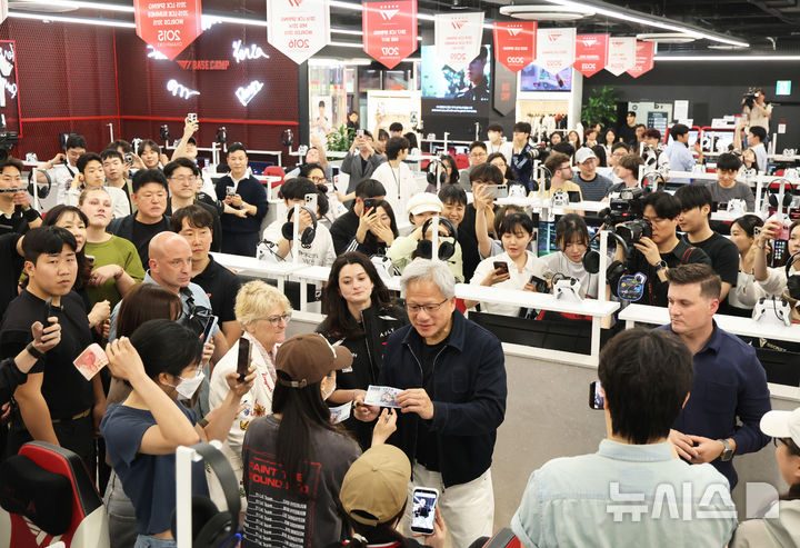 [서울=뉴시스] 조성우 기자 = 젠슨 황 엔비디아 최고경영자(CEO)가 5일 서울 마포구 ‘T1 베이스 캠프’를 방문해 시민들에게 사인을 해주고 있다. (공동취재) 2026.06.05. photo@newsis.com