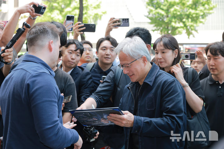 [서울=뉴시스] 조성우 기자 = 젠슨 황 엔비디아 최고경영자(CEO)가 5일 ‘페이커‘ 이상혁을 만나기 위해 서울 마포구 ‘T1 베이스 캠프’를 방문하고 있다. (공동취재) 2026.06.05. photo@newsis.com