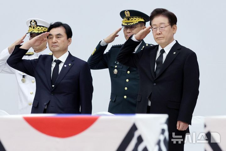 [성남=뉴시스] 고범준 기자 = 이재명 대통령과 안규백 국방부 장관이 5일 경기 성남 서울공항에서 열린 한·미 6·25전사자 유해 상호봉환식에서 경례를 하고 있다. 2026.06.05. bjko@newsis.com
