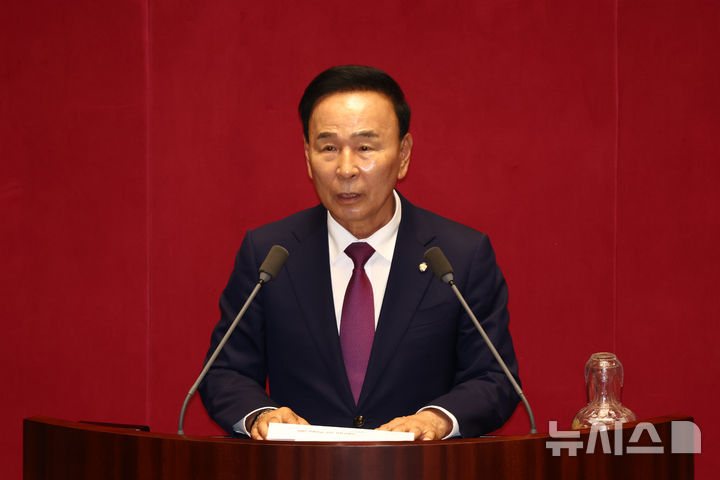 [서울=뉴시스] 고승민 기자 = 박덕흠 신임 국회부의장이 5일 서울 여의도 국회에서 열린 본회의에서 당선인사를 하고 있다. 2026.06.05. kkssmm99@newsis.com