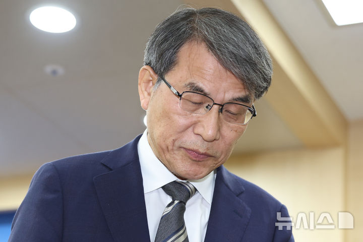 [과천=뉴시스] 최진석 기자 = 조희대 대법원장이 8일 제9회 전국동시지방선거 '투표용지 부족 사태'와 관련해 노태악 중앙선거관리위원장이 표명한 사의를 받아들였다. 사진은 노 위원장이 지난 5일 경기 과천 중앙선거관리위원회 과천청사에서 대국민 사과문 발표를 마친 뒤 이동하는 모습. 2026.06.05. myjs@newsis.com