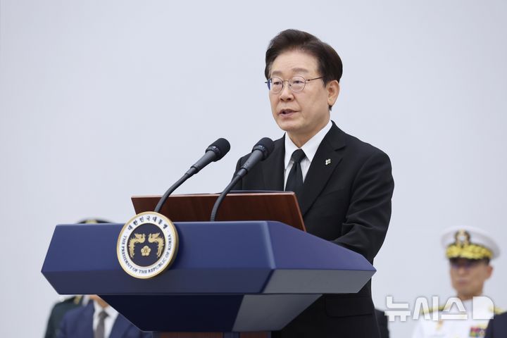 [성남=뉴시스] 고범준 기자 = 이재명 대통령이 5일 경기 성남 서울공항에서 열린 한·미 6·25전사자 유해 상호봉환식에서 추모사를 하고 있다. 2026.06.05. bjko@newsis.com