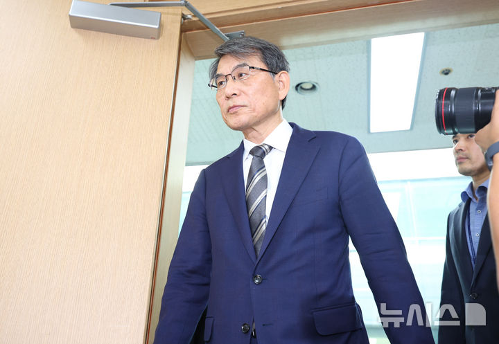 [과천=뉴시스] 최진석 기자 = 노태악 중앙선거관리위원장이 5일 경기 과천 중앙선거관리위원회 과천청사에서 대국민 사과문 발표를 위해 입장하고 있다. 2026.06.05. myjs@newsis.com