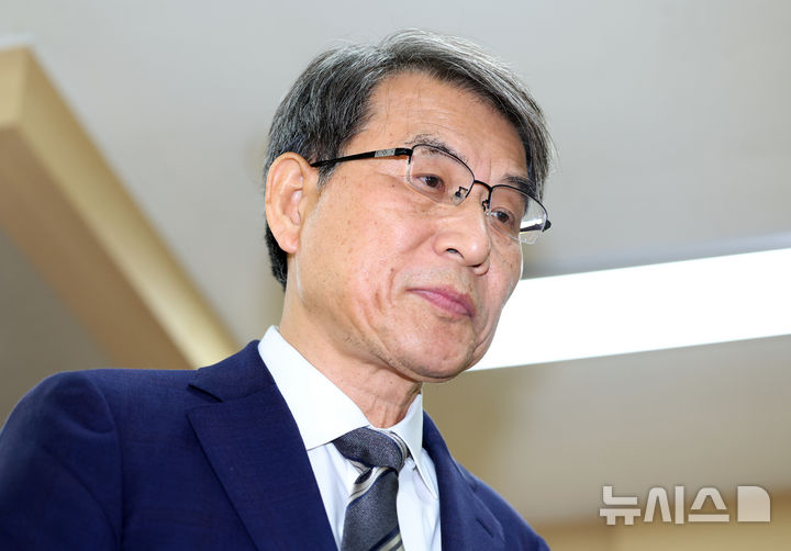 [과천=뉴시스] 최진석 기자 = 노태악 중앙선거관리위원장이 5일 경기 과천 중앙선거관리위원회 과천청사에서 대국민 사과문 발표를 마친 뒤 이동하고 있다. 2026.06.05. myjs@newsis.com