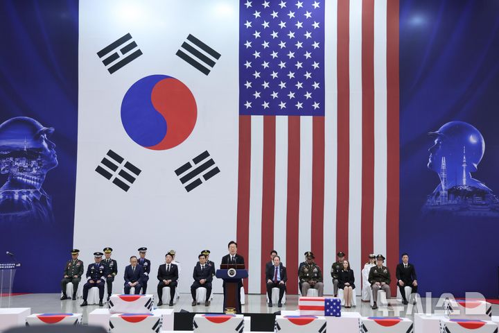 [성남=뉴시스] 고범준 기자 = 이재명 대통령이 5일 경기 성남 서울공항에서 열린 한·미 6·25전사자 유해 상호봉환식에서 추모사를 하고 있다. 2026.06.05. bjko@newsis.com