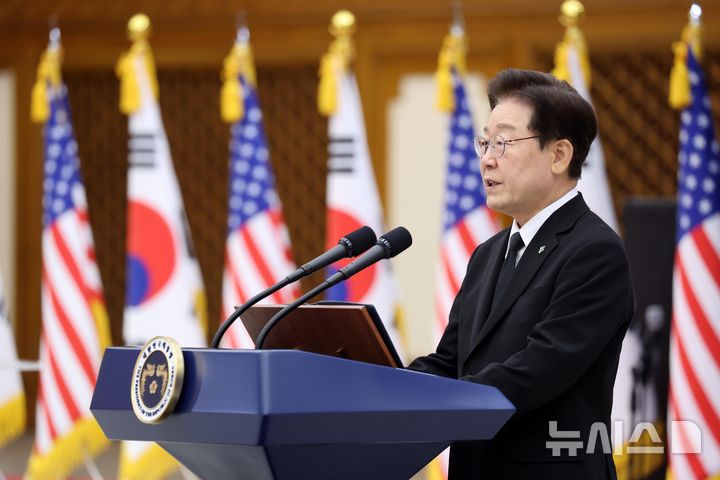 [성남=뉴시스] 고범준 기자 = 이재명 대통령이 5일 경기 성남 서울공항에서 열린 한·미 6·25전사자 유해 상호봉환식에서 추모사를 하고 있다. 2026.06.05. bjko@newsis.com