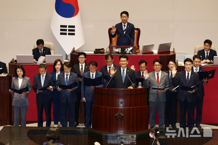 [서울=뉴시스] 고승민 기자 = 송영길 등 국회의원 재보궐 당선인들이 5일 서울 여의도 국회에서 열린 본회의에서 국회의원 선서를 하고 있다. 2026.06.05. kkssmm99@newsis.com