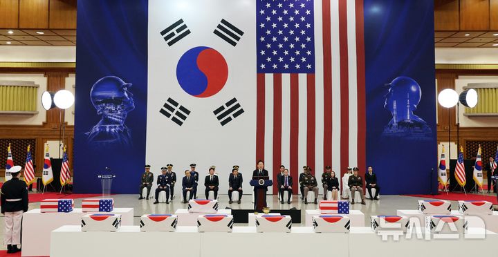 [성남=뉴시스] 고범준 기자 = 이재명 대통령이 5일 경기 성남 서울공항에서 열린 한·미 6·25전사자 유해 상호봉환식에서 추모사를 하고 있다. 2026.06.05. bjko@newsis.com