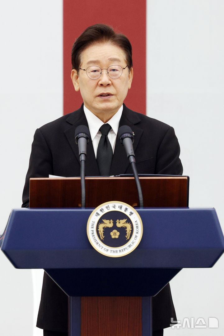 [성남=뉴시스] 고범준 기자 = 이재명 대통령이 5일 경기 성남 서울공항에서 열린 한·미 6·25전사자 유해 상호봉환식에서 추모사를 하고 있다. 2026.06.05. bjko@newsis.com