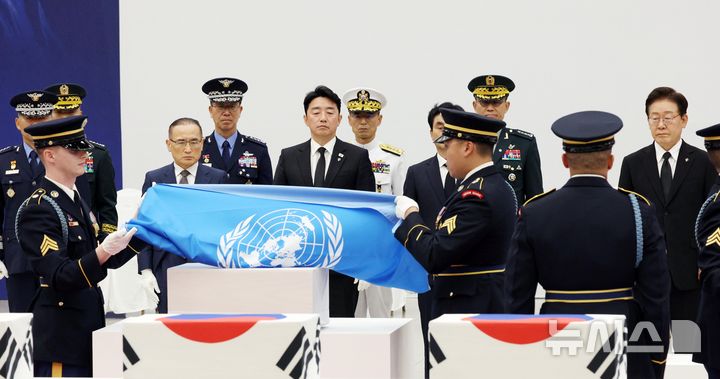 [성남=뉴시스] 고범준 기자 = 이재명 대통령이 5일 경기 성남 서울공항에서 열린 한·미 6·25전사자 유해 상호봉환식에서 관포교체식을 지켜보고 있다. 2026.06.05. bjko@newsis.com