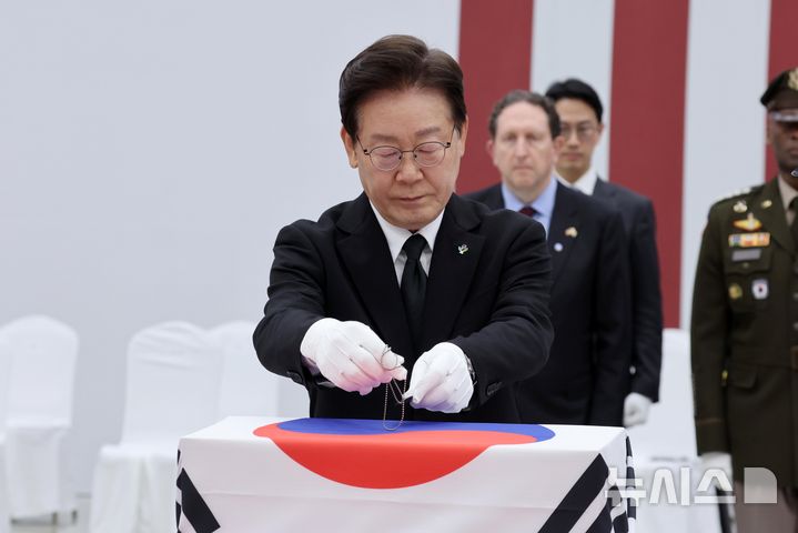 [성남=뉴시스] 고범준 기자 = 이재명 대통령이 5일 경기 성남시 서울공항에서 열린 한미 6·25전사자 유해 상호봉환식에서 전사자 유해에 무명 군번줄을 수여하고 있다. 2026.06.05. bjko@newsis.com