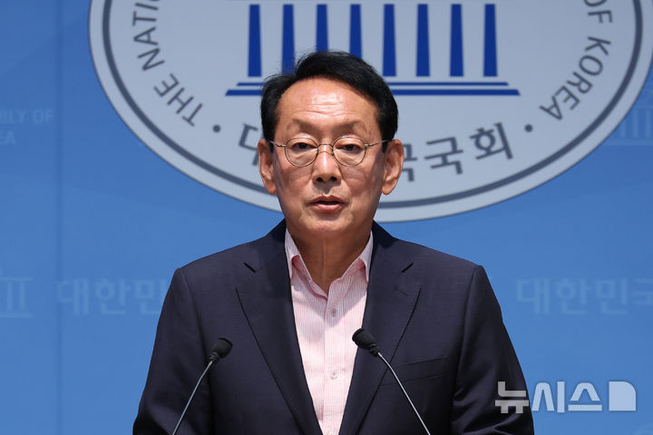 [서울=뉴시스] 김금보 기자 = 김도읍 국민의힘 의원이 5일 오후 서울 여의도 국회 소통관에서 원내대표 출마 선언을 하고 있다. 2026.06.05. kgb@newsis.com