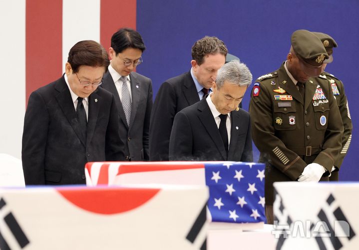 [성남=뉴시스] 고범준 기자 = 이재명 대통령이 5일 경기 성남시 서울공항에서 열린 한미 6·25전사자 유해 상호봉환식에서 묵념하고 있다. 2026.06.05. bjko@newsis.com