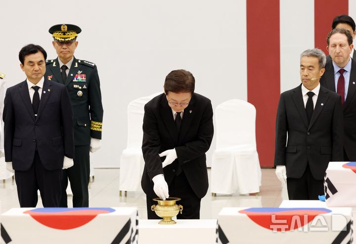 [성남=뉴시스] 고범준 기자 = 이재명 대통령이 5일 경기 성남시 서울공항에서 열린 한미 6·25전사자 유해 상호봉환식에서 분향하고 있다. 2026.06.05. bjko@newsis.com
