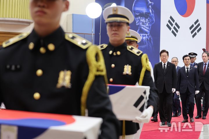 [성남=뉴시스] 고범준 기자 = 이재명 대통령이 5일 경기 성남시 서울공항에서 열린 한미 6·25전사자 유해 상호봉환식에서 전사자 봉송을 뒤따르고 있다. 2026.06.05. bjko@newsis.com
