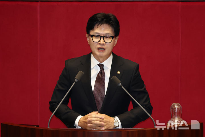 [서울=뉴시스] 고승민 기자 = 한동훈 무소속 의원이 5일 서울 여의도 국회에서 열린 본회의에서 당선 인사를 하고 있다. 2026.06.05. kkssmm99@newsis.com