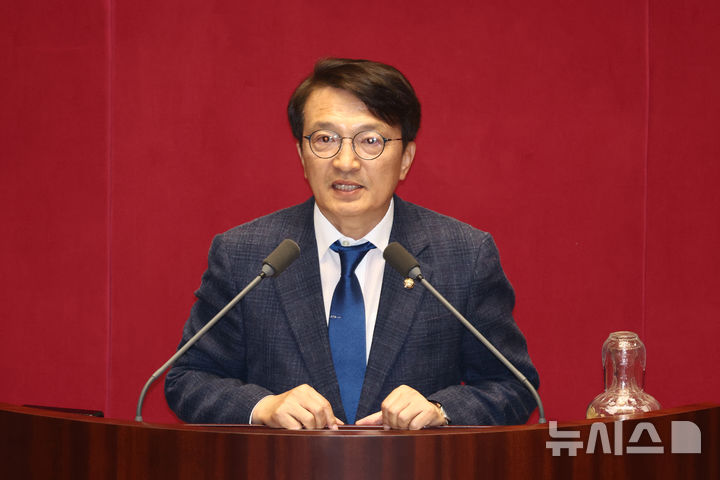 [서울=뉴시스] 고승민 기자 = 김의겸 더불어민주당 의원이 5일 서울 여의도 국회에서 열린 본회의에서 당선 인사를 하고 있다. 2026.06.05. kkssmm99@newsis.com