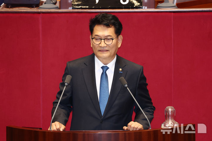 [서울=뉴시스] 고승민 기자 = 송영길 더불어민주당 의원이 5일 서울 여의도 국회에서 열린 본회의에서 당선 인사를 하고 있다. 2026.06.05. kkssmm99@newsis.com