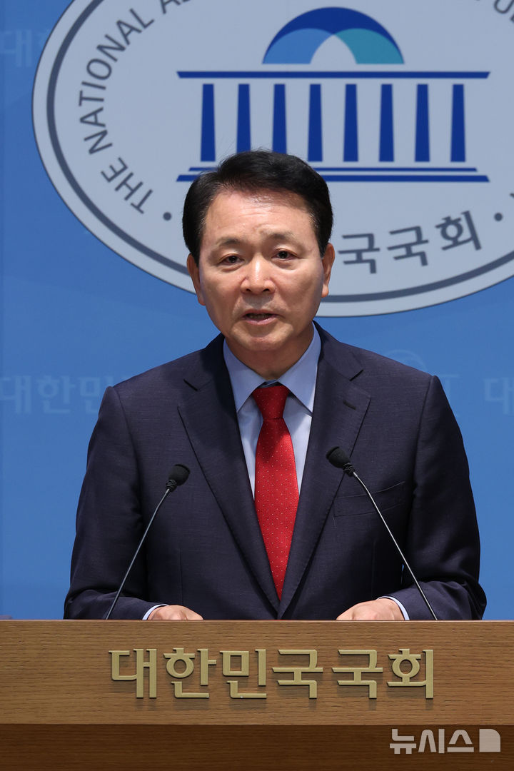 [서울=뉴시스] 김금보 기자 = 성일종 국민의힘 의원이 5일 오후 서울 여의도 국회 소통관에서 원내대표 출마 선언을 하고 있다. 2026.06.05. kgb@newsis.com