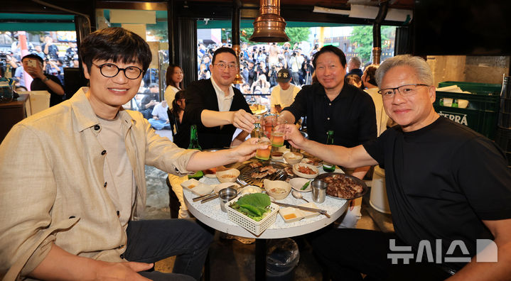 [서울=뉴시스] 조성우 기자 = 젠슨 황 엔비디아 최고경영자(CEO)가 5일 서울 마포구 서교동의 한 고깃집에서 최태원 SK회장, 구광모 LG회장, 이해진 네이버 의장과 삼겹살 회동을 하며 기념촬영 하고 있다. (공동취재) 2026.06.05. photo@newsis.com
