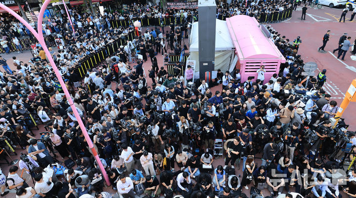 [서울=뉴시스] 조성우 기자 = 젠슨 황 엔비디아 최고경영자(CEO)와 최태원 SK회장, 구광모 LG회장, 이해진 네이버 의장과 삼겹살 회동이 열린 5일 서울 홍대 거리가 인파로 가득하다. (공동취재) 2026.06.05. photo@newsis.com