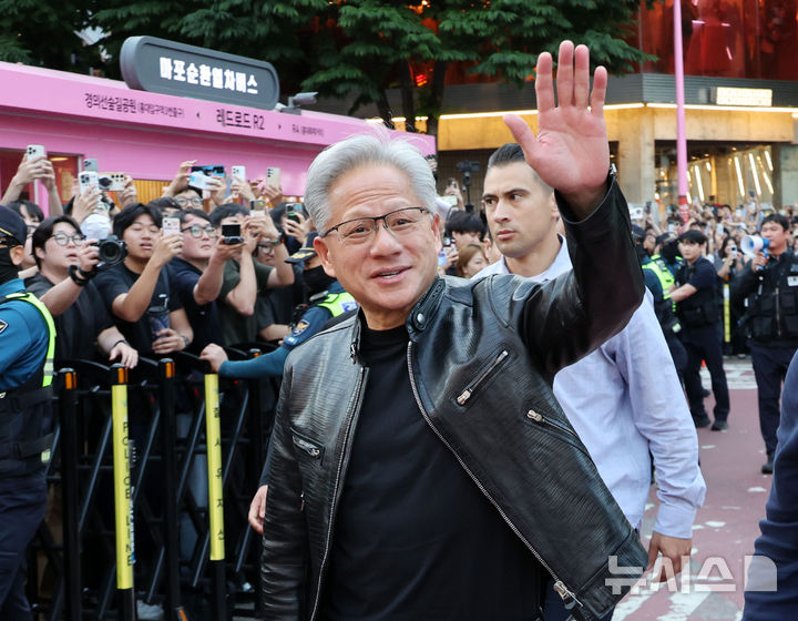 [서울=뉴시스] 조성우 기자 = 젠슨 황 엔비디아 최고경영자(CEO)가 5일 서울 마포구 서교동의 한 고깃집에서 열린 최태원 SK회장, 구광모 LG회장, 이해진 네이버 의장과의 삼겹살 회동에 참석하고 있다. (공동취재) 2026.06.05. photo@newsis.com