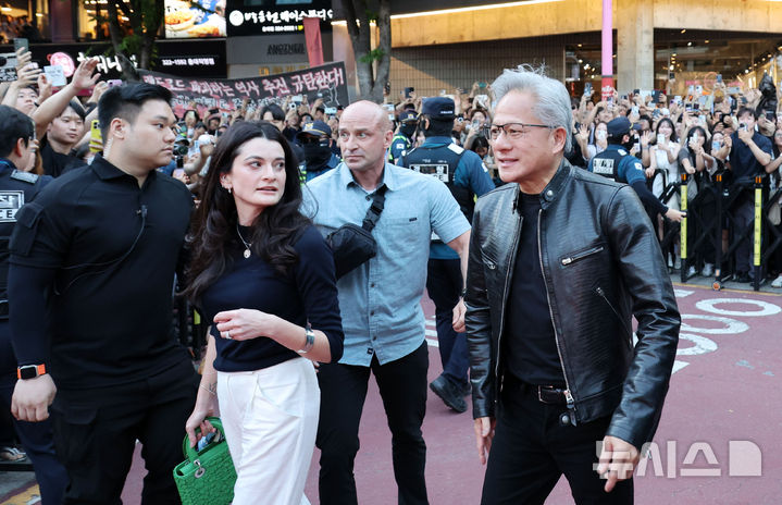 [서울=뉴시스] 조성우 기자 = 젠슨 황 엔비디아 최고경영자(CEO)가 5일 서울 마포구 서교동의 한 고깃집에서 열린 최태원 SK회장, 구광모 LG회장, 이해진 네이버 의장과의 삼겹살 회동에 참석하고 있다. (공동취재) 2026.06.05. photo@newsis.com