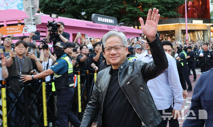 [서울=뉴시스] 조성우 기자 = 젠슨 황 엔비디아 최고경영자(CEO)가 5일 서울 마포구 서교동의 한 고깃집에서 열린 최태원 SK회장, 구광모 LG회장, 이해진 네이버 의장과의 삼겹살 회동에 참석하고 있다. (공동취재) 2026.06.05. photo@newsis.com