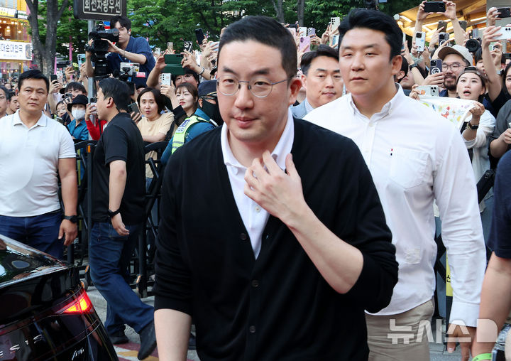 [서울=뉴시스] 조성우 기자 = 구광모 LG회장이 5일 오후 서울 서교동의 한 고깃집에서 열린 젠슨 황 엔비디아 최고경영자와의 삼겹살 회동에 참석하고 있다. (공동취재) 2026.06.05. photo@newsis.com