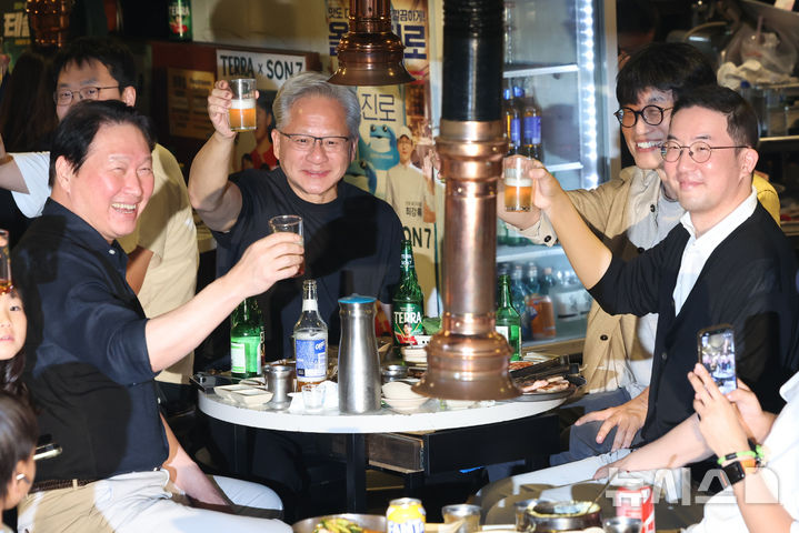 [서울=뉴시스] 조성우 기자 = 젠슨 황 엔비디아 최고경영자(CEO)가 5일 서울 마포구 서교동의 한 고깃집에서 최태원 SK회장, 구광모 LG회장, 이해진 네이버 의장과 삼겹살 회동을 하며 건배하고 있다. 2026.06.05. xconfind@newsis.com