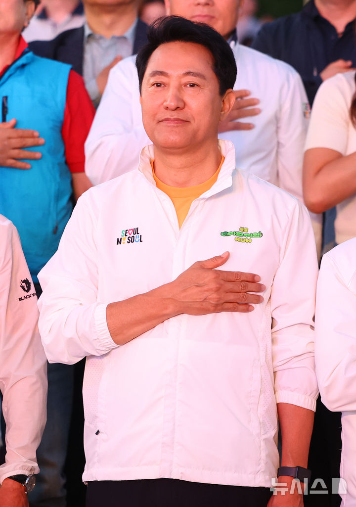 [서울=뉴시스] 황준선 기자 = 오세훈 서울시장이 5일 오후 서울 광진구 뚝섬한강공원에서 열린 제3회 쉬엄쉬엄 한강 3종 축제 개막식에서 국민의례 하고 있다. 2026.06.05. hwang@newsis.com