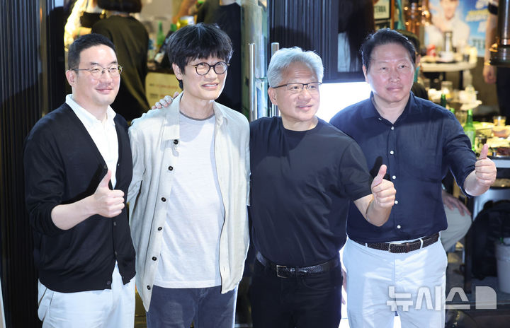 [서울=뉴시스] 조성우 기자 = 젠슨 황(왼쪽 세 번째) 엔비디아 최고경영자(CEO)가 5일 서울 마포구 서교동의 한 고깃집에서 최태원(오른쪽) SK그룹 회장, 구광모(왼쪽) LG그룹회장, 이해진 네이버 이사회 의장과 삼겹살 회동을 마친 뒤 기념촬영 하고 있다. 2026.06.05. xconfind@newsis.com