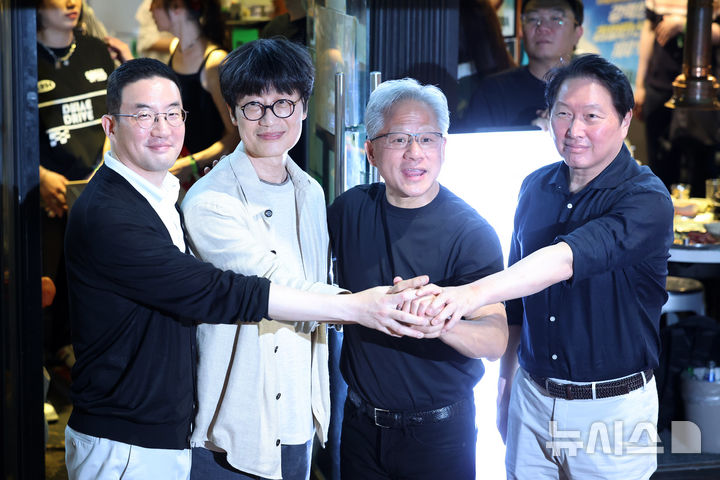 [서울=뉴시스] 조성우 기자 = 젠슨 황(왼쪽 세 번째) 엔비디아 최고경영자(CEO)가 5일 서울 마포구 홍대 인근의 한 고깃집에서 최태원(오른쪽) SK그룹 회장, 구광모(왼쪽) LG그룹회장, 이해진 네이버 의장과 삼겹살 회동을 마친 뒤 기념촬영 하고 있다. 2026.06.05. xconfind@newsis.com