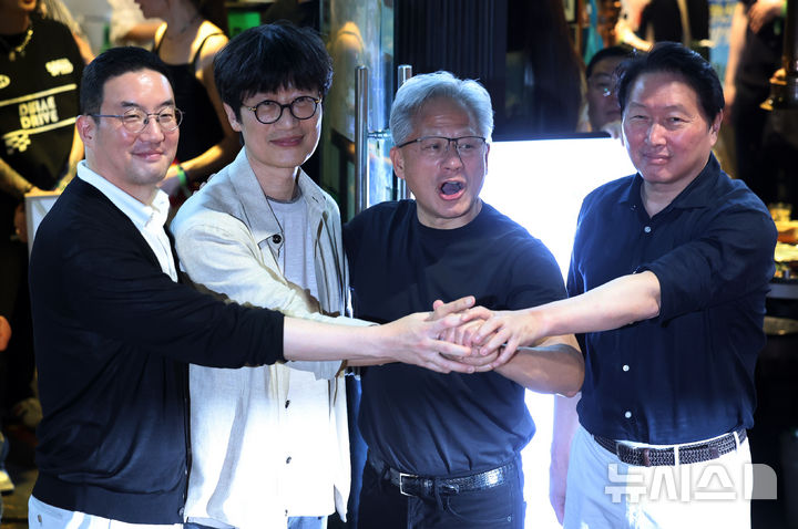[서울=뉴시스] 조성우 기자 = 젠슨 황(왼쪽 세 번째) 엔비디아 최고경영자(CEO)가 5일 서울 마포구 홍대 인근의 한 고깃집에서 최태원(오른쪽) SK그룹 회장, 구광모(왼쪽) LG그룹회장, 이해진 네이버 의장과 삼겹살 회동을 마친 뒤 기념촬영 하고 있다. 2026.06.05. xconfind@newsis.com